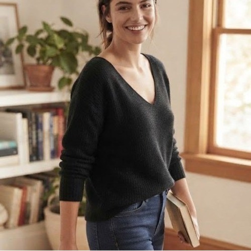Banana Republic V Neck Sweater Womens Large Knit Black Wool Yak Blend Luxury